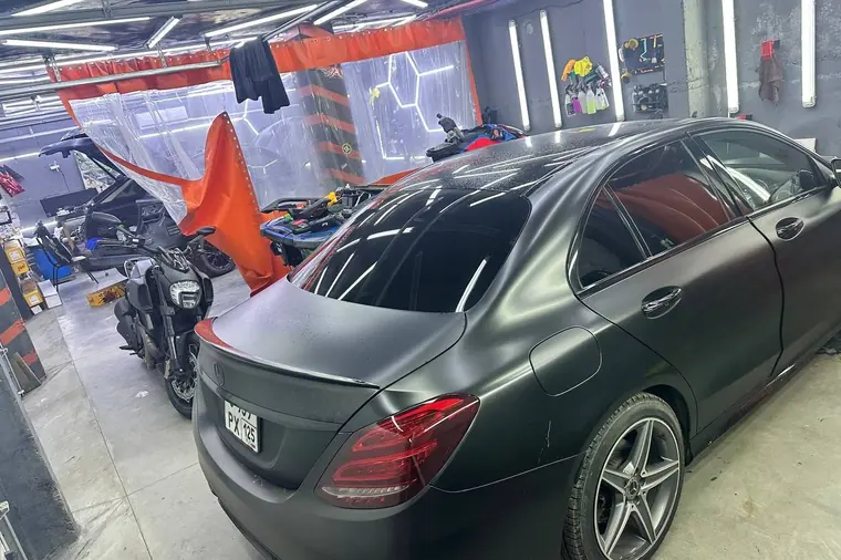 Матовый Mercedes в боксе с оранжевыми шторами