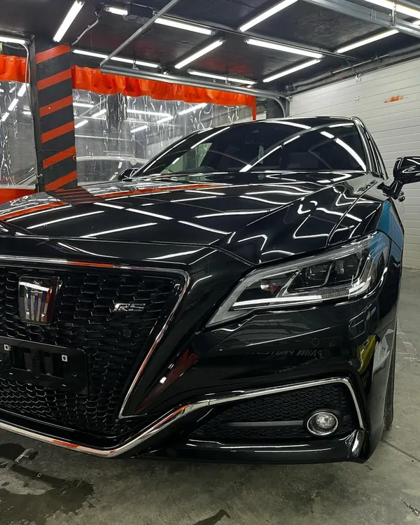 Чёрная Toyota Crown в боксе