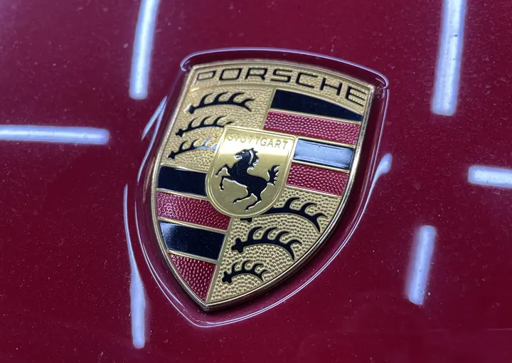 Эмблема Porsche крупным планом