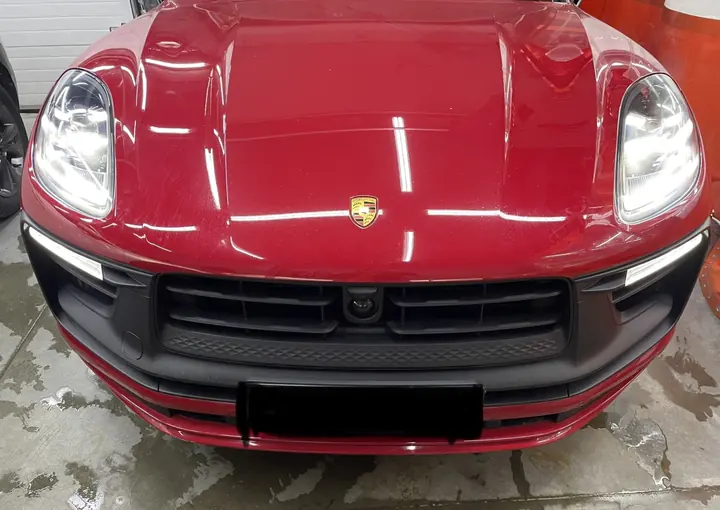 Красный Porsche Macan GTS